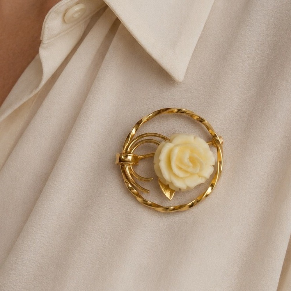 Vintage Unbranded Carved Rose Brooch 18k Gold Twisted Circle Floral Pin